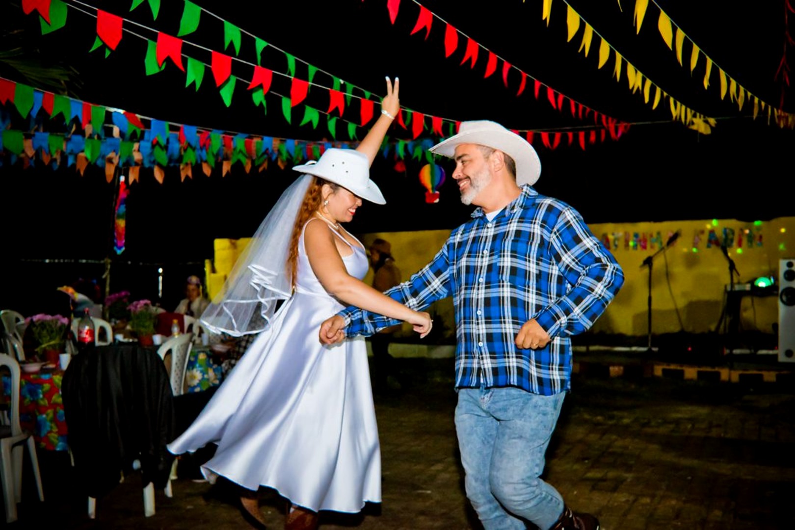 Tatiana e Fábio dançando no casamento junino