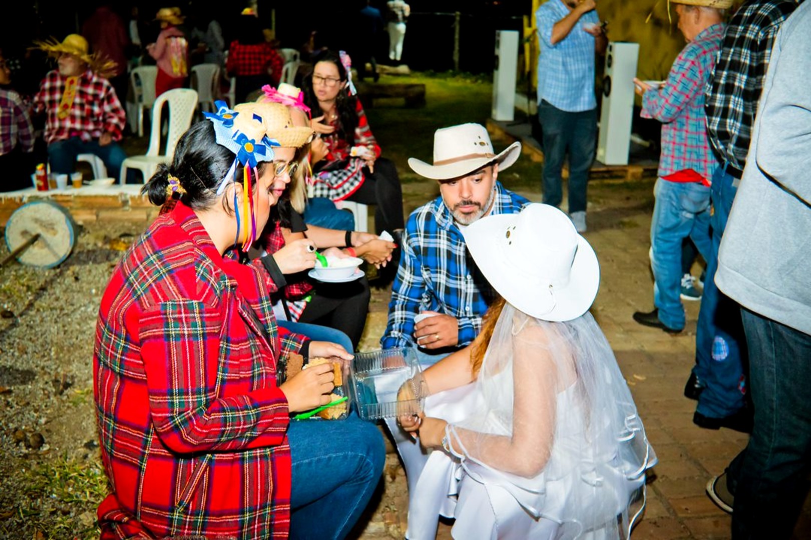 Tatiana e Fábio compartilhando a mesa com os convidados